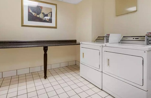 New Cumberland House | Pleasant room with bath close to the State Capital