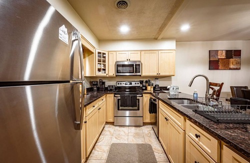 East Stroudsburg House | Pocono Mountains Retreat - 2 Bedroom, 2 Bath, private townhome with wood-burning fireplace and jacuzzi tub