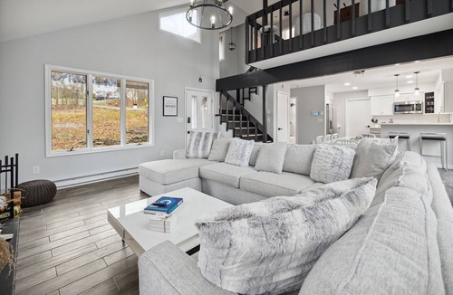 Mount Pocono Ski Chalet | Poconos Chalet minutes from Camelback & Kalahari