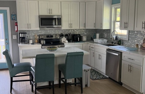 Greer House | Pond View provides a quiet privacy just 8 minutes from the airport.