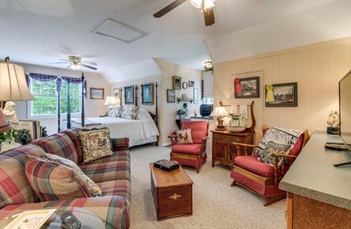 Kilmarnock Apartment | Pool Access! Cozy Couple's Getaway in Kilmarnock