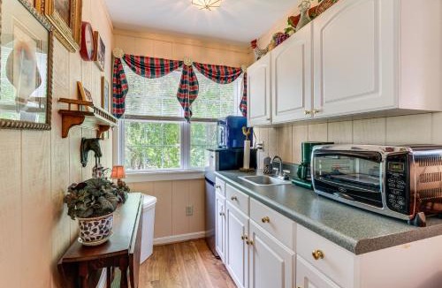 Kilmarnock Apartment | Pool Access! Cozy Couple's Getaway in Kilmarnock