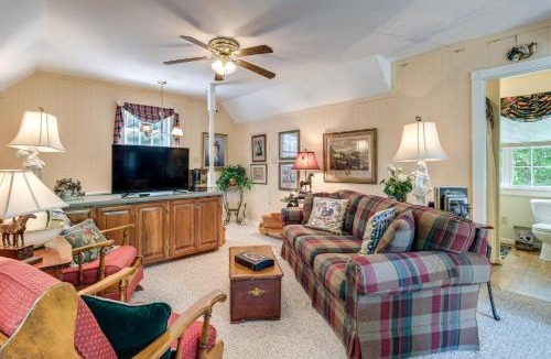Kilmarnock Apartment | Pool Access! Cozy Couple's Getaway in Kilmarnock