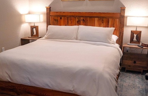 Bronson Resort | Premium King One-Bedroom Cottage