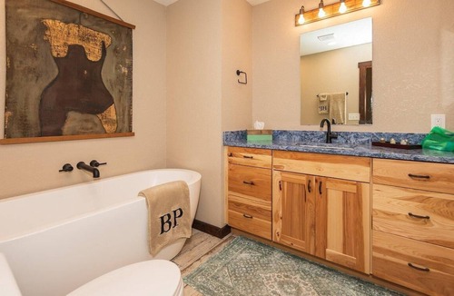Bronson Resort | Premium King One-Bedroom Cottage