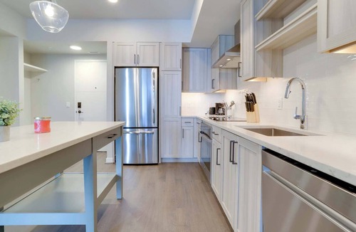 Clarendon Apartment | Prime Arlington Apt with Gym & Pool Access
