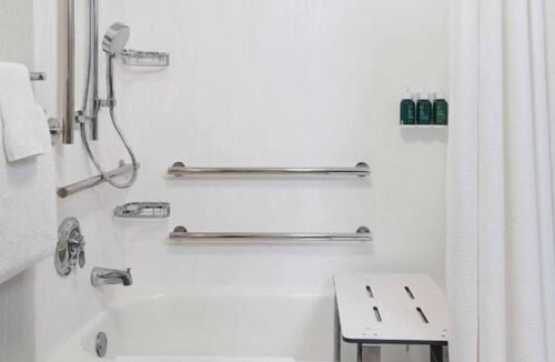 Rosslyn Hotel | Prime Location! Comfortable Accessible Room, Self Parking & Onsite Starbucks!