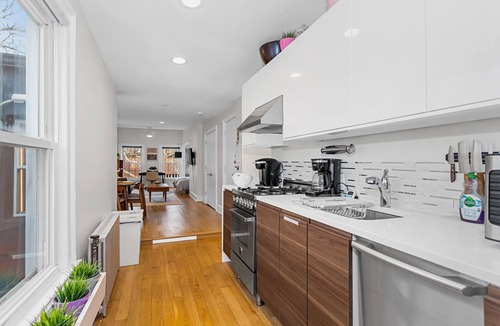 Harsimus Cove House | Private apartment, sleeps 6 - 15 mins to NYC and 20 mins to MetLife Stadium!