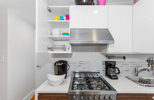 Harsimus Cove House | Private apartment, sleeps 6 - 15 mins to NYC and 20 mins to MetLife Stadium!