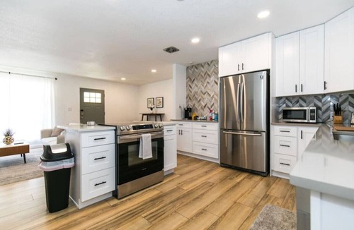 Berkley Apartment | Private Chic 2br | 10 min to Downtown| Fast Wifi