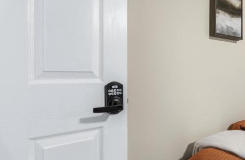 Dallas House | Private Double Room with Shared Bathroom
