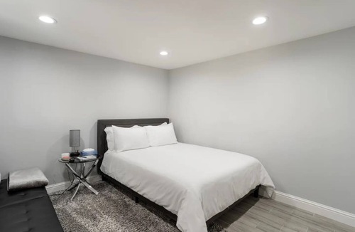 Pacifica House | Private Pacifica suite near the beach