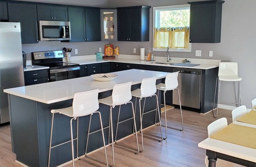 Issue House | Private Retreat Bungalow-One Level, 2 blocks from Beach w/Porch & Deck
