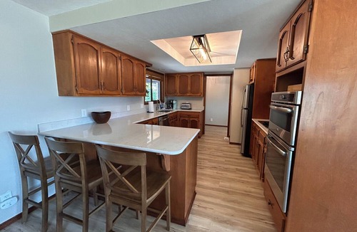 Florence House | Private Riverfront Beach-Hot Tub-3 Min to Old Town