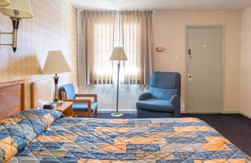 Huntington House | Private Room w Queen Bed in Budget Host Inn for Couples
