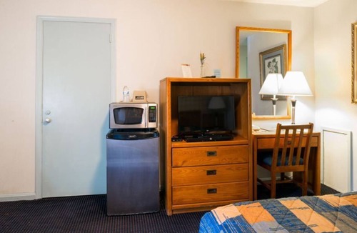 Huntington House | Private Room w Queen Bed in Budget Host Inn for Couples