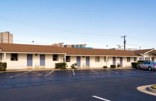 Huntington House | Private Room w Queen Bed in Budget Host Inn for Couples