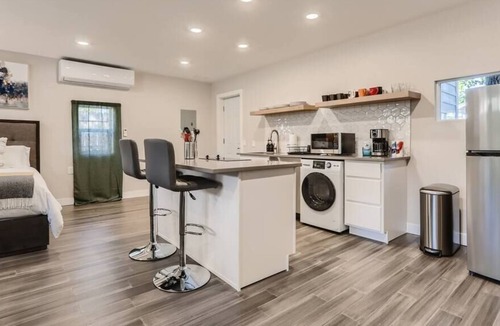 Sunnyside House | Private Sunnyside Studio / Cozy, Modern Getaway
