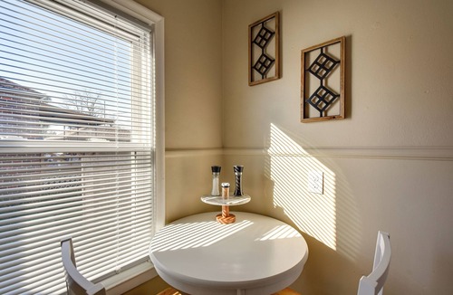 Cedar Rapids Cottage | Quaint Cedar Rapids Home, 4 Mi to Downtown!