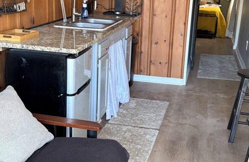 Silver Lake House | Quaint container home on private road 1bd/1bath that can sleep 4