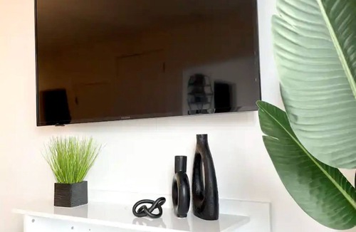 Elizabeth Apartment | Queen Studio w/Pool + Gym Near NYC & MetLife