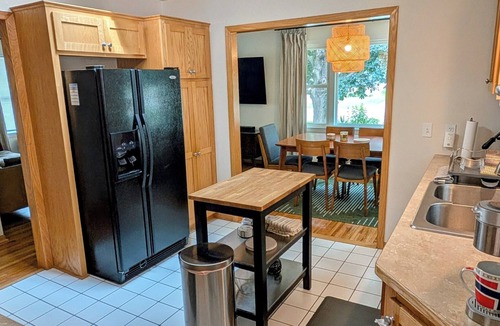 Lee Park House | Quiet 3BR/2FB Mid-Modern Home, Park Access, Pet Friendly, 15 Min from Downtown