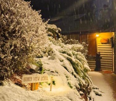 Mirrormont House | Rainier View Lodge - Seattle & Mountain Escape 2BR