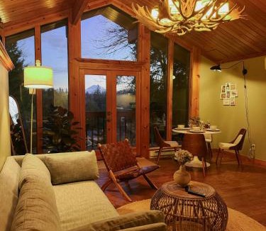 Mirrormont House | Rainier View Lodge - Seattle & Mountain Escape 2BR
