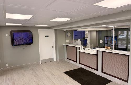 Maple Shade Hotel | Red Carpet Inn And Suites