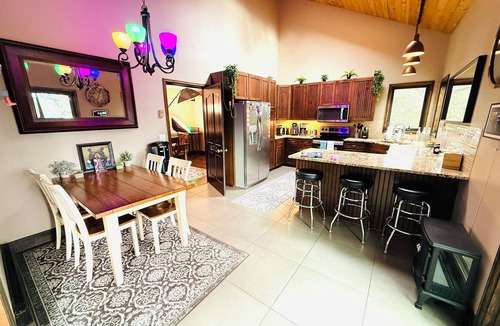 Evergreen West Central House | Red Rocks Backstage Oasis – Creative Haven: Sleeps 25