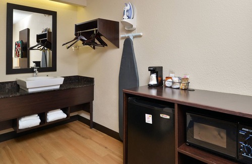 Secaucus Hotel | Red Roof Inn PLUS+ Secaucus - Meadowlands - NYC