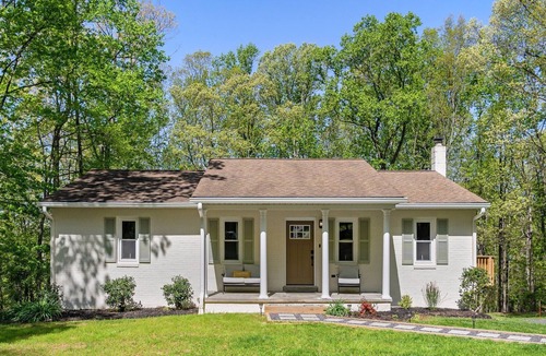 Warrenton House | Relax at the cottage with two private villas for Family Gatherings and Reunions