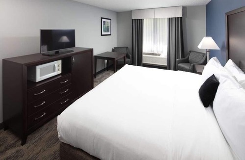 Sequim Hotel | Remote Work Haven! King Unit, WiFi, Spacious Desk, Indoor Swimming Pool