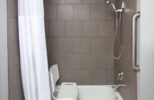 Sequim Hotel | Remote Work Haven! King Unit, WiFi, Spacious Desk, Indoor Swimming Pool