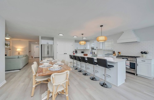 Del Haven House | Renovated 6 bedroom home near the beach with hot tub, yard & sunset views.