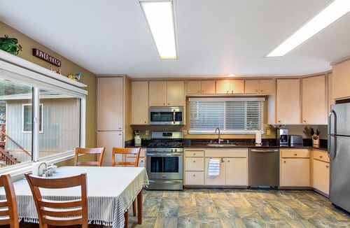 Northwood House | River Time ~ Come Stay on the River! Access to Park, Riverfront, In Town