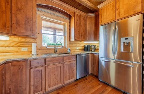 Allisonia House | River Trail Lodge-Guest Fav Log Home-Retreat with Fire Pit & Game Room-Pets :]
