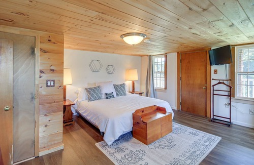 Bluff City Cabin | Riverfront Bluff City Retreat w/ Patio & Grill!