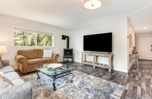 Bend House | Riverfront cottage just steps from Deschutes River