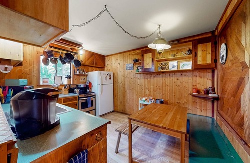Pla-Vada Woodlands House | Riverfront dog-friendly retreat with a rustic flair & wood stove, near skiing