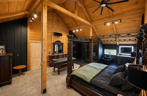 Dora House | Riverfront Jacuzzi Fireplace 6Bed 3Bath Bar BBQ