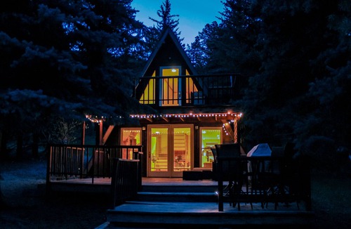 Lyons House | Riverside A-Frame Close to RMNP, 2 BDR King, 1 BTH, Fireplace, Adventure Awaits
