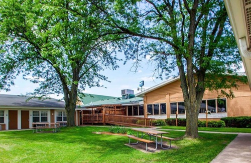 Beloit Hotel | Rodeway Inn Beloit