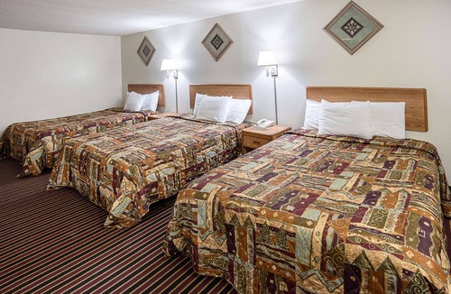 Austin Hotel | Rodeway Inn & Suites Austin I-90
