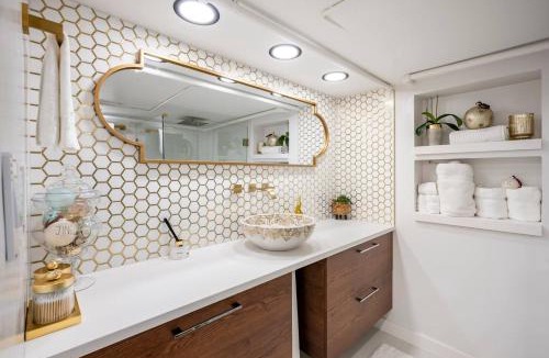 Stamford Apartment | Romantic Hideout 1Bedroom Lower Level