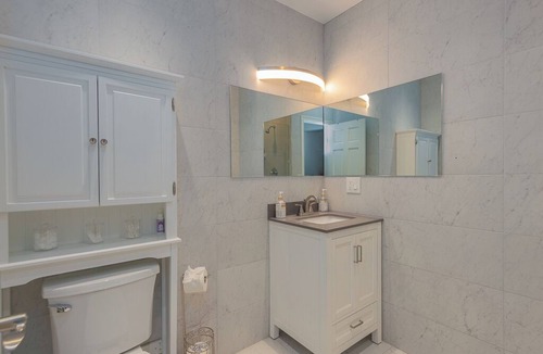 Warwick House | Room 2 at The Warwick Inn – Cozy Elegance in the Heart of Town