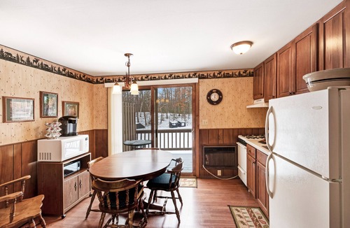 Eagle River Condo | Rustic & convenient mountain condo w/gas fireplace & lake views