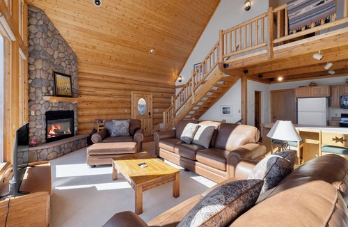Three Peaks House | Rustic Mountain Escape with Panoramic Views
