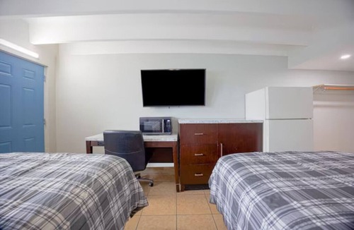 Merritt Island Hotel | Scenic Double Room w/2 Double Beds, Parks & Dining Options – Relax & Enjoy