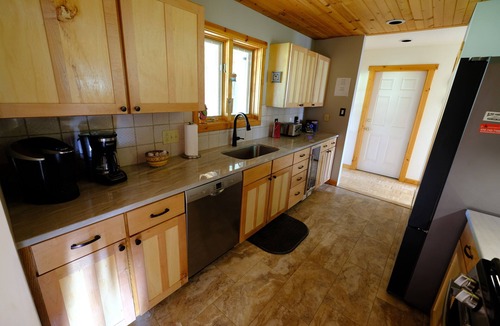 Arnot House | Secluded 5 BR 3 Full Bath Log Home 120 acres Sleeps10 Professional Pickleball Ct